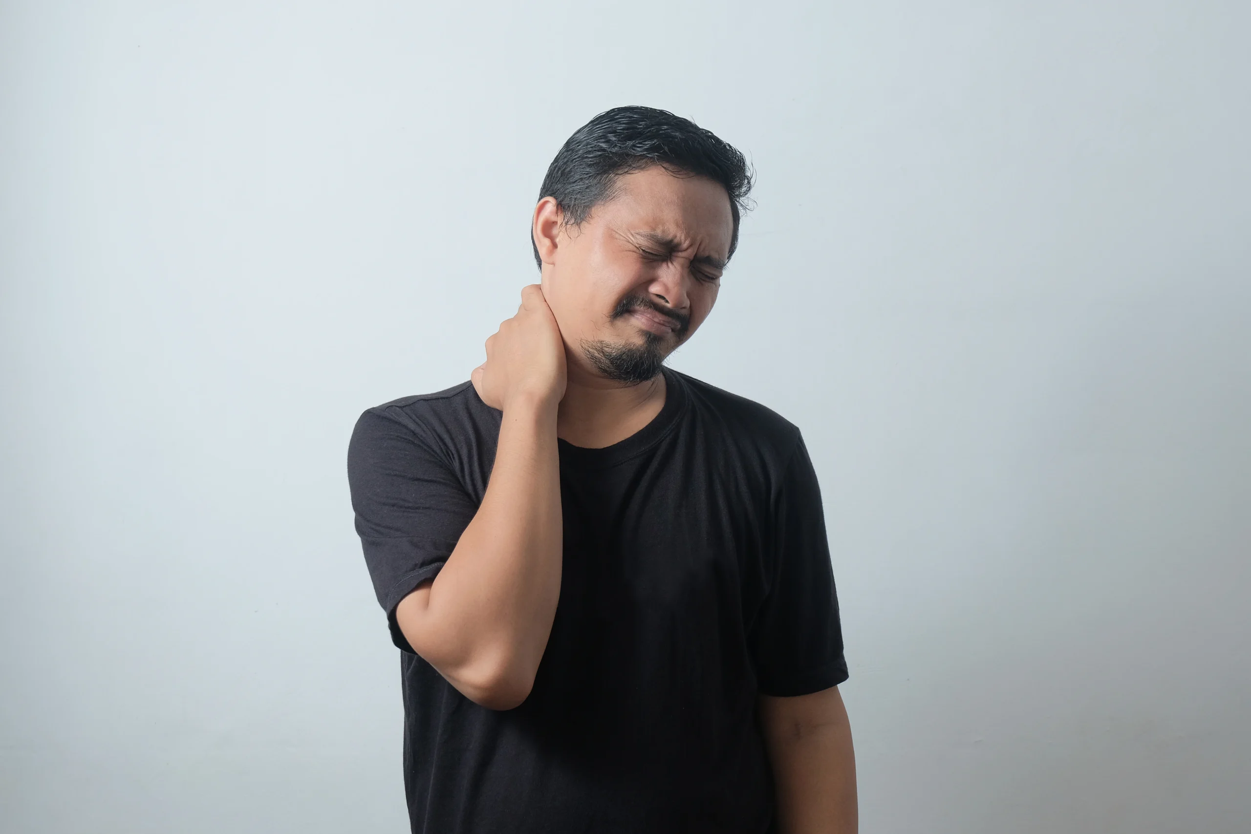 Saraf Kejepit Leher Akibat Penggunaan Gadget Pentingnya Kesadaran dan Pencegahan - Lamina Pain and Spine Center