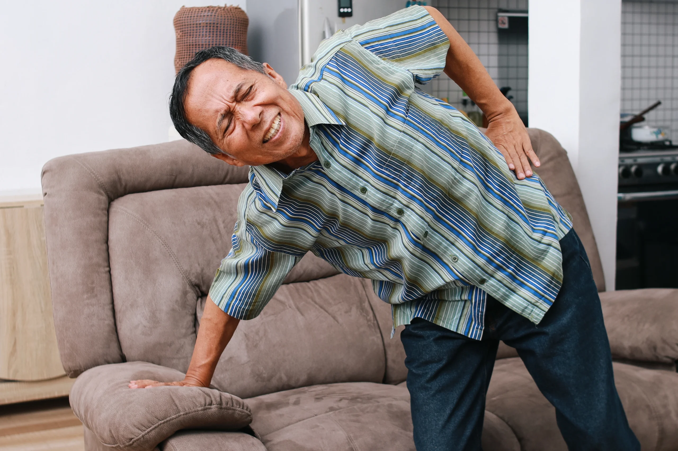 Ini Perbedaan Sakit Pinggang Biasa dan Saraf Kejepit - Lamina Pain and Spine Center