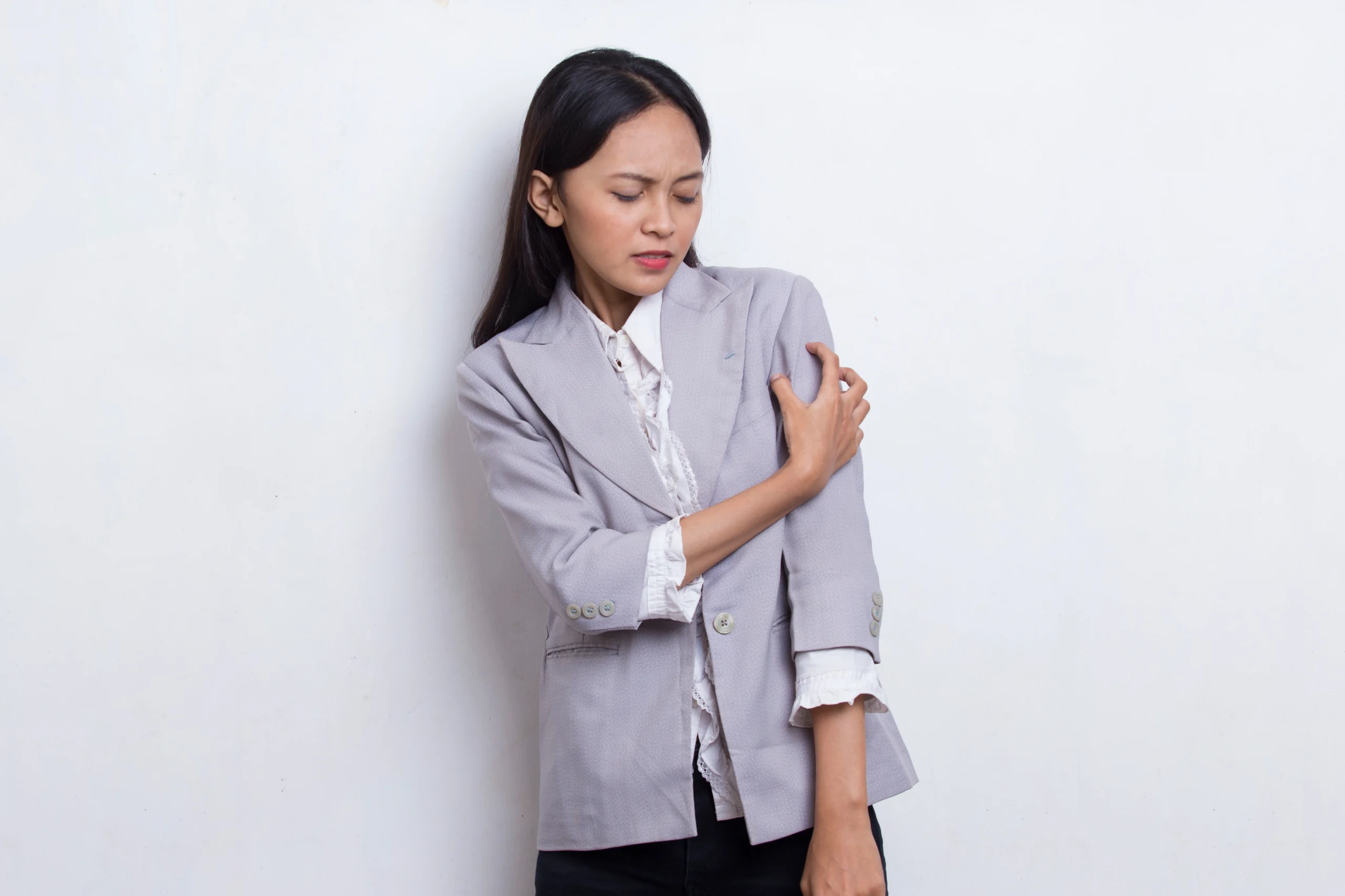 Nyeri Bahu Menjalar ke Lengan, Apa Penyebabnya - Lamina Pain and Spine Center