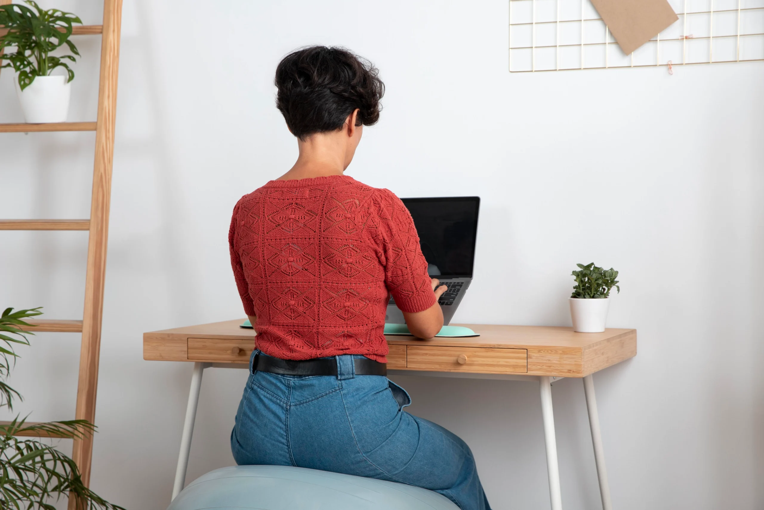 Posisi Duduk yang Baik untuk Tulang Belakang Lebih Sehat - Lamina Pain and Spine Center