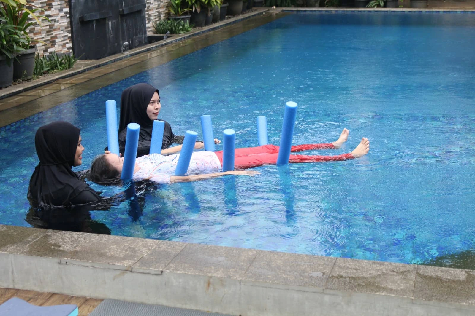 terapi saraf kejepit di kolam renang