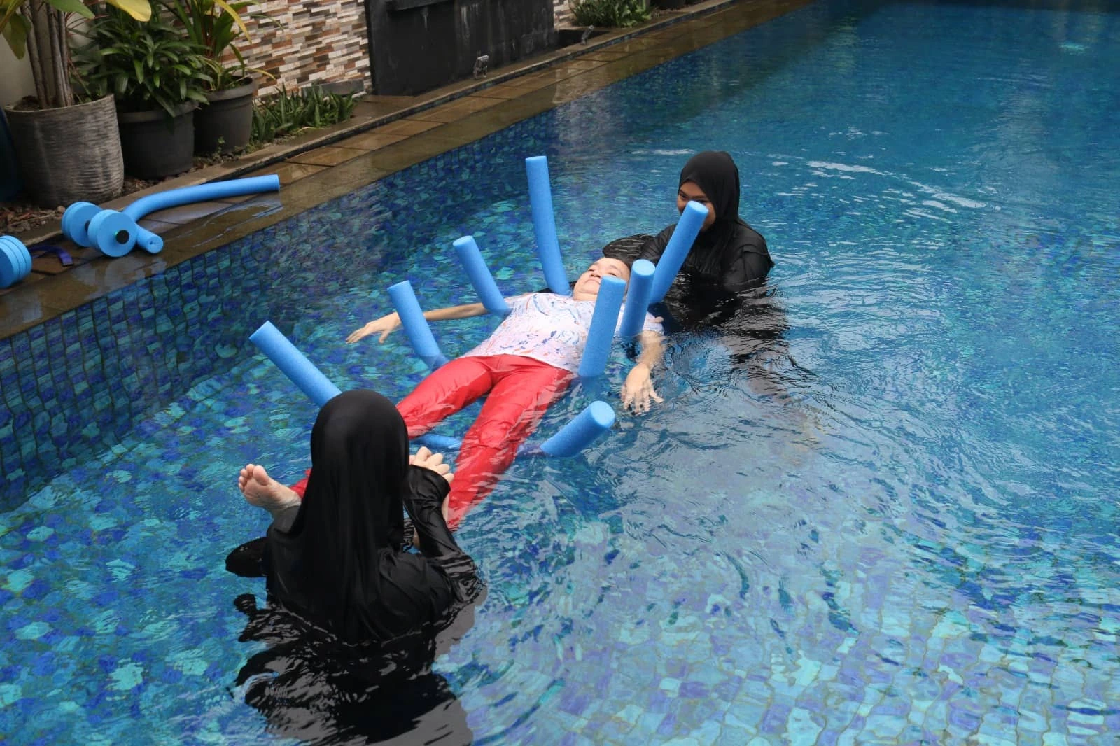 terapi berenang dan fisioterapi pasca joimax